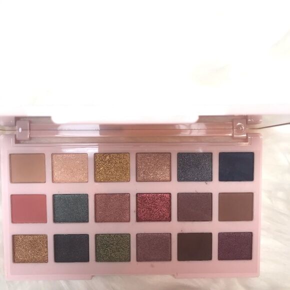 EDITOR PALETTE NEW ENGLAND
18 PIECE EYE SHADOW Palette Make-up Matte & Metallic - Picture 9 of 9
